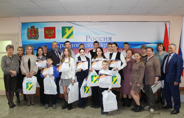 Юные таланты – победители районного литературно-творческого конкурса «Книжный дозор» получили заслуженные награды.