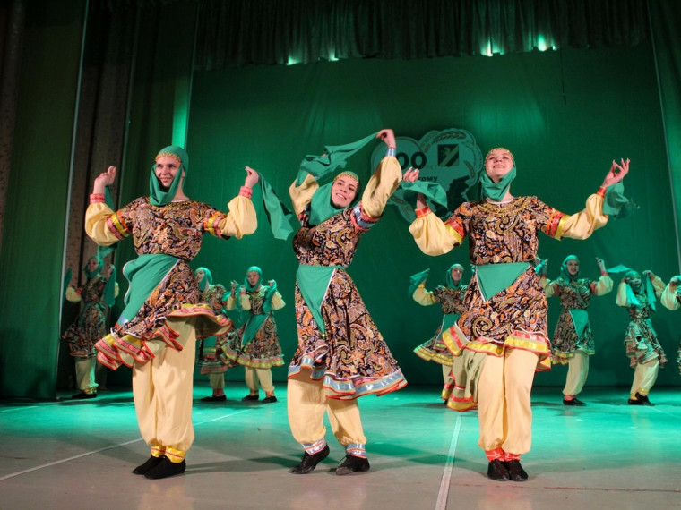 Творческие коллективы Ачинского района приглашают зрителей на отчетные концерты.