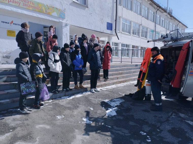 Сотрудники МЧС России провели для школьников Ачинского района уроки безопасности.